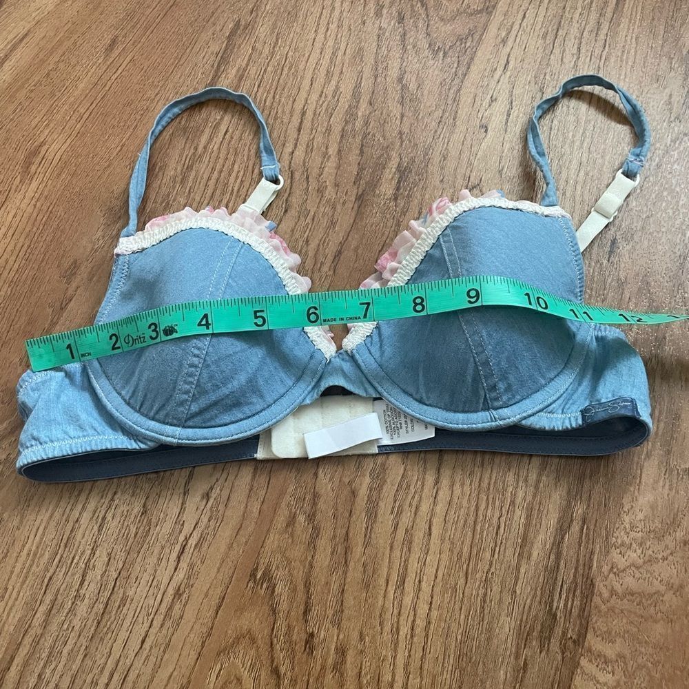 Jessica Simpson bra - Picture 5 of 8